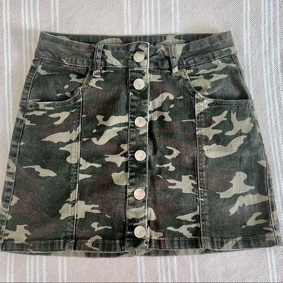Camouflage denim miniskirt size 5 by almost famous. - Picture 1 of 6